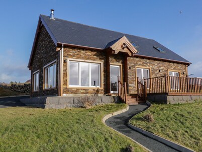 COASTAL CABIN, pet friendly, with a garden in Bunbeg, County Donegal