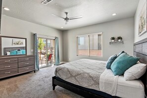 6 bedrooms, desk, iron/ironing board, free WiFi - Spacious Villa with Lazy River, Pool & Hot Tub (Hurricane)