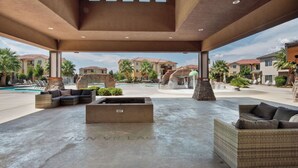 Zona d'estar exterior amb piscina, seients a l'aire lliure i banyera d'hidromassatge.