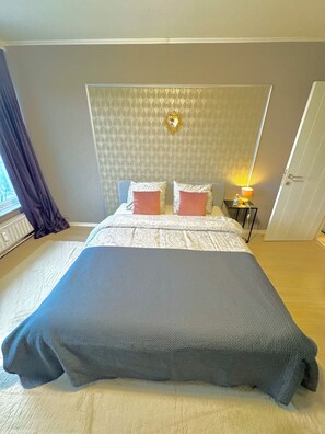 2 bedrooms, travel cot, free WiFi, bed sheets