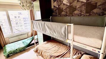 3 bedrooms, travel cot, free WiFi, bed sheets