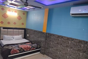 Individually decorated, individually furnished, laptop workspace - Hotel Asha Palace (Kanpur)