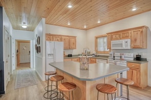 Een microgolfoven, een oven, een kookplaat, een vaatwasser