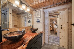 Een haardroger, handdoeken