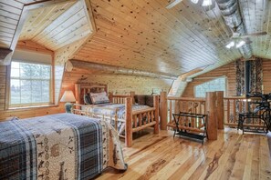 3 bedrooms, desk, iron/ironing board, travel cot - Uncle Terry’s Cabin Near Heise & Kelly Canyon (Rigby)
