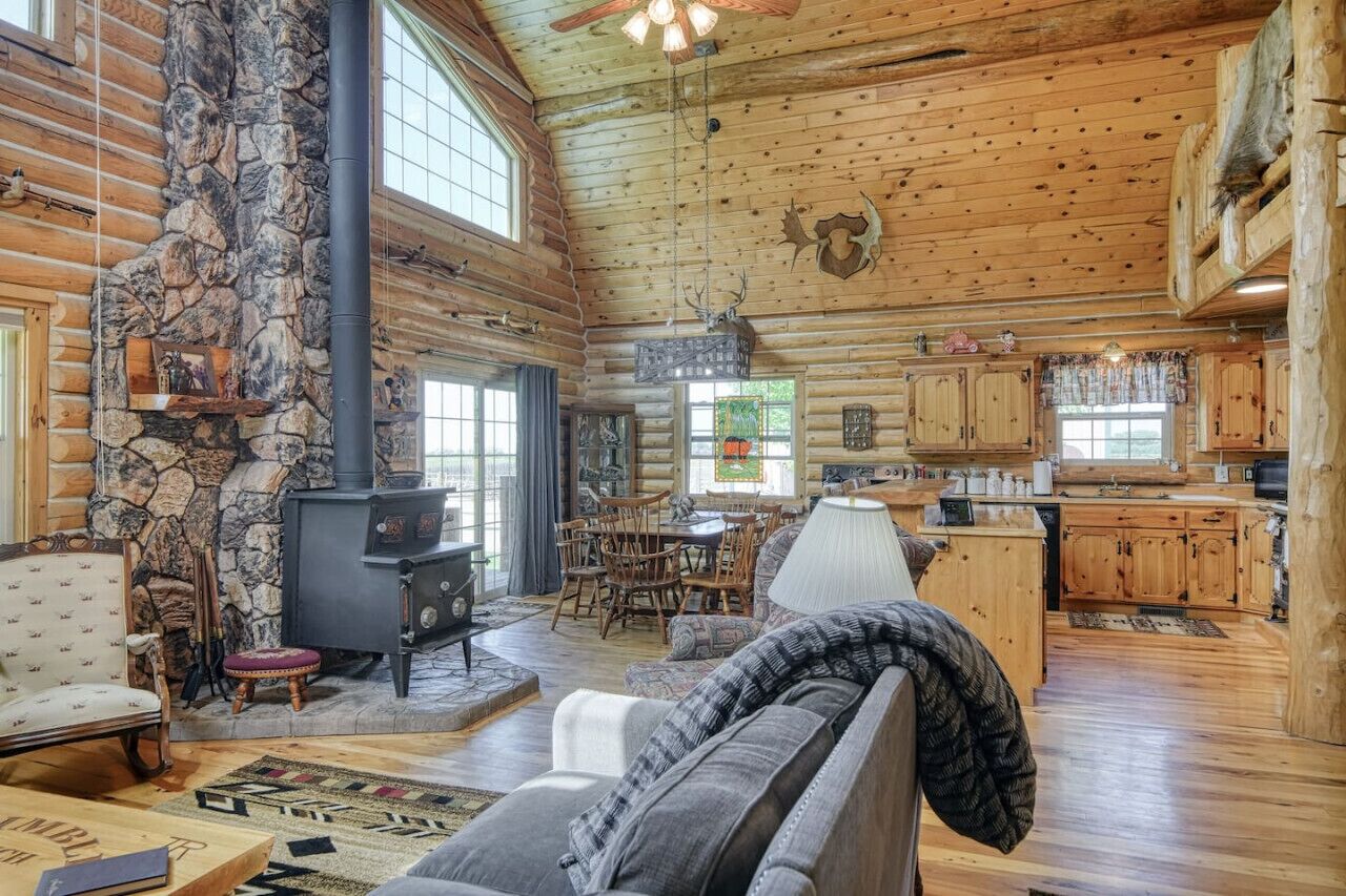 Smart-tv, een open haard, een kantoor en een computerscherm