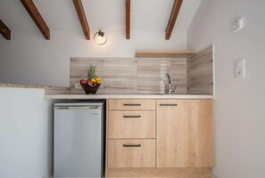 Fridge, stovetop, coffee/tea maker, electric kettle