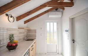 Jääkaappi, liesi, kahvin-/teenkeitin, vedenkeitin