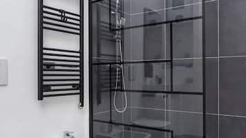Dusche, Haartrockner, Bidet, Handtücher