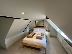 2 bedrooms, iron/ironing board, WiFi, bed sheets - Beautiful 2 bedroom apartment sleeps 4 in the heart of Yalding.  (Maidstone)