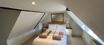 Beautiful 2 bedroom apartment sleeps 4 in the heart of Yalding.