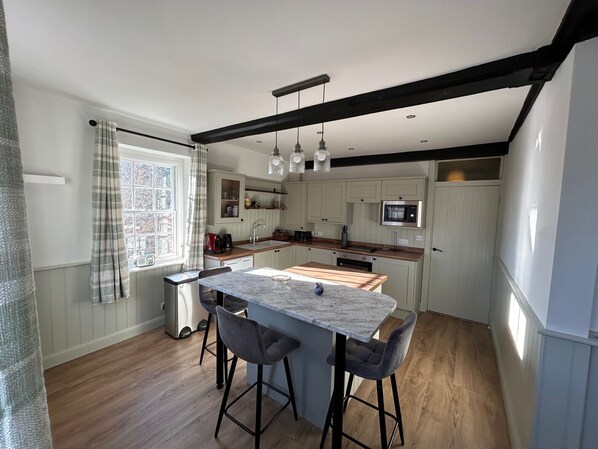 Fridge, microwave, oven, stovetop - Beautiful 2 bedroom apartment sleeps 4 in the heart of Yalding.  (Maidstone)