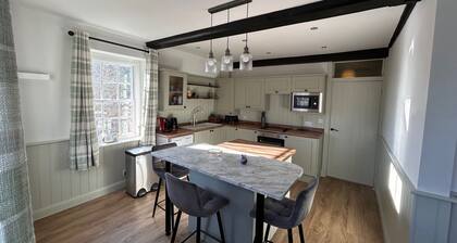 Beautiful 2 bedroom apartment sleeps 4 in the heart of Yalding.