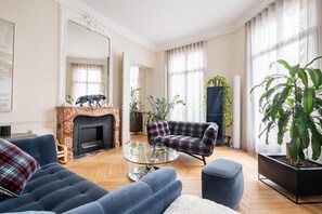 Tv, eldstad och kontor