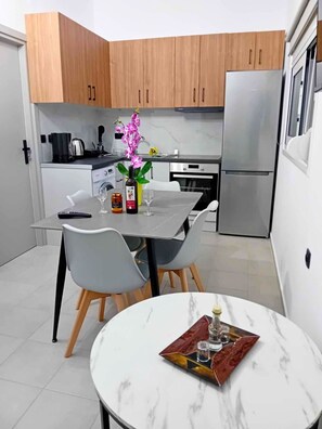 Kühlschrank, Ofen, Wasserkocher mit Kaffee-/Teezubehör, Wasserkocher