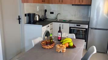 Fridge, oven, coffee/tea maker, electric kettle