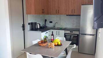Fridge, oven, coffee/tea maker, electric kettle