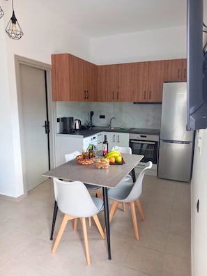 Fridge, oven, coffee/tea maker, electric kettle