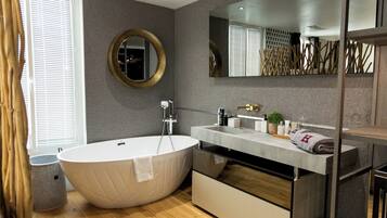 Een haardroger, handdoeken