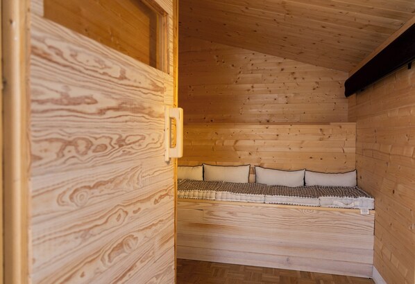 Private Sauna - Fifth floor sauna, perfect for relaxation and recovery. Comfortably fits four people. - Venue C - Luxurious & Spacious ~ Sauna ~ Elevator (Cannes)