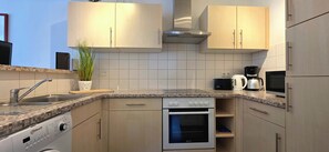 Frigorífico, microondas, horno y placa de cocina
