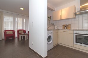 Fridge, microwave, oven, stovetop - 3-zi-fewo für 4 Pers. im Erdgeschoss, Strandnah (Graal-Müritz)