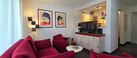 Fernseher, Kamin, DVD-Player, Stereoanlage