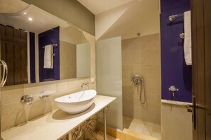 Dusch, hårtork, handdukar och tvål