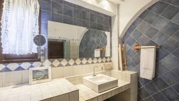 Douche, sĂšche-cheveux, serviettes fournies, savon