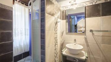 Suihku, hiustenkuivaaja, pyyhkeet, saippua