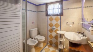 Ein Badezimmer mit Toilette, Bidet und Waschbecken.