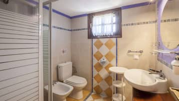 Douche, sĂšche-cheveux, serviettes fournies, savon