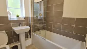 Apartment | Bathroom | Combined shower/bathtub, deep-soaking bathtub, hair dryer, towels