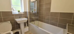 Departamento | Baño | Tina con regadera, tina profunda, secadora de cabello, toallas 