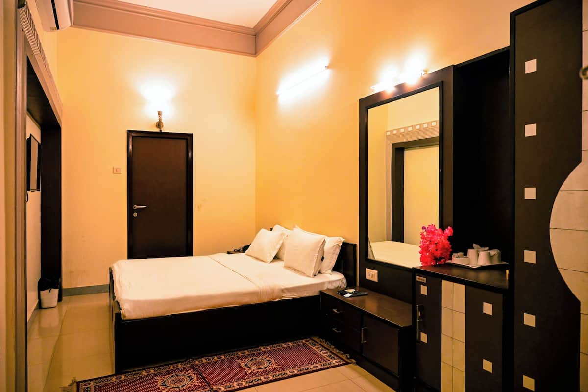 1 bedroom, bed sheets