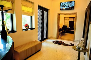 Lobby sitting area - Hotel Cresent Near Assi Ghat (Varanasi)