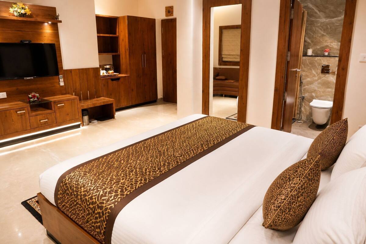 Habitación económica | Escritorio y ropa de cama