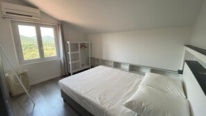 2 bedrooms, desk, iron/ironing board, WiFi - Lou Soleié : Belle Maison de Ville Avec Magnifique vue Depuis Terrasse sur Toit (Bagnols-en-Forêt)