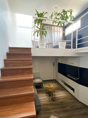 TV - Lou Soleié : Belle Maison de Ville Avec Magnifique vue Depuis Terrasse sur Toit (Bagnols-en-Forêt)