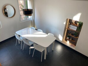 Dining - Lou Soleié : Belle Maison de Ville Avec Magnifique vue Depuis Terrasse sur Toit (Bagnols-en-Forêt)