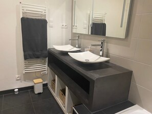 Free toiletries, hair dryer, towels, soap - Lou Soleié : Belle Maison de Ville Avec Magnifique vue Depuis Terrasse sur Toit (Bagnols-en-Forêt)