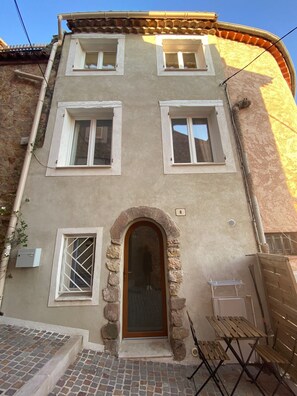 Exterior - Lou Soleié : Belle Maison de Ville Avec Magnifique vue Depuis Terrasse sur Toit (Bagnols-en-Forêt)
