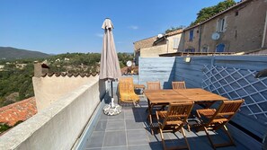 Outdoor dining - Lou Soleié : Belle Maison de Ville Avec Magnifique vue Depuis Terrasse sur Toit (Bagnols-en-Forêt)