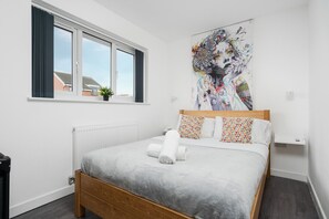 4 habitaciones, escritorio y tabla de planchar con plancha 