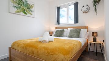 4 bedrooms, desk, iron/ironing board, travel crib