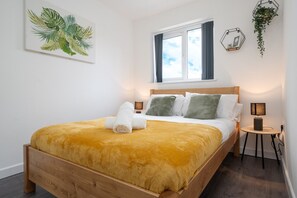 4 عدّة غرف نوم ومكتب ومكواة/لوح كي وسرير سفر