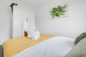 4 室のベッドルーム、デスク、アイロン / アイロン台、旅行用ベビーベッド