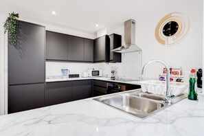 ثلاجة، ميكروويف، فرن، غسالة أطباق