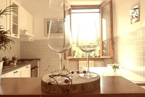 Een koelkast, een oven, een kookplaat, een vaatwasser