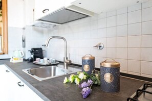 Een koelkast, een oven, een kookplaat, een vaatwasser